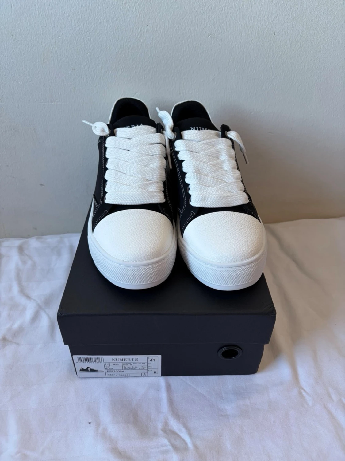 Svarta och vita sneakers från Numeris - 4