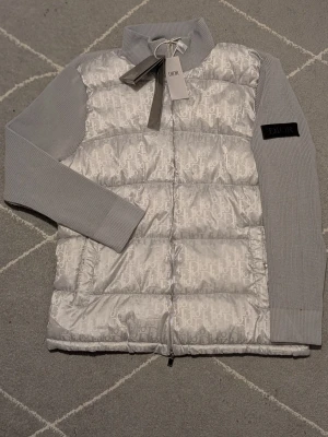 Cardigan - En mycket fin aldrig använd cardigan med inga defekter. Jackan köptes som present men kom aldrig till användning bara för att jag inte tyckte om den. Sitter fint i storlek. Passar bra för L/XL