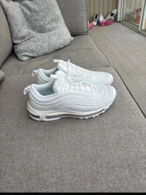 Nike air Max 97 - Säljer ett par Nike air Max 97 i storlek 40. Använda en gång och säljer för att de inte passade min fot, skobox följer med. Pris kan diskuteras vid snabb affär.