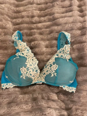 Turkos Intimissimi bh - Turkos Intimissimi bh i storlek 70c! Använd fåtal gånger och säljer då den inte passar mig!😇 priset kan diskuteras lite!