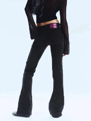 Svarta bootcut jeans från weekday  - Säljer ett par svarta bootcut jeans från Weekday med låg midja och en lila patch bak. Jeansen har klassisk femficksdesign och är tillverkade i ett stretchigt denimtyg som sitter snyggt och bekvämt. Perfekta för en trendig och edgy look.