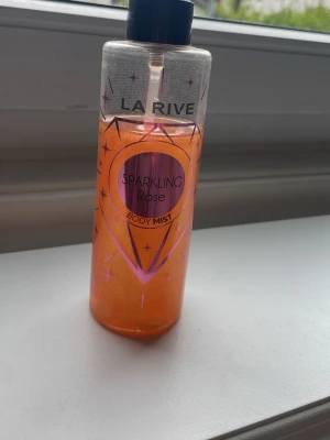 La Rive body mist - Säljer La Rive Sparkling rose body mist, glittrig. Knappt använd. Dock är locket borta men den funkar jätte bra ändå, den läcker inte och man kan ha den i en väska hur lätt som helst.