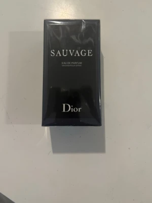 Dior Sauvage Eau de Parfum - Säljer en Dior Sauvage Eau de Parfum 60ml. Parfymen kommer i en rektangulär kartong och är en ikonisk doft från Dior, perfekt för dig som gillar exklusiva och moderna parfymer. 