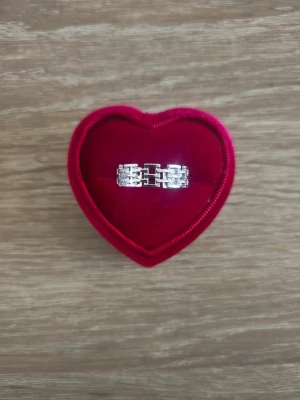 Snygg silverfärgad ring i rutmönster - ring i storlek 19mm, silverfärgad. 