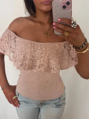 Offshoulder rosa spetsbody med volang  - Så fin Offshoulder rosa spetsbody med volang 🥰 Jag är 168 och det är mina bilder, köp via köp nu direkt eller Swish, kvar tills markerad som såld 💖 