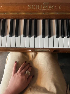 Beige långkjol med ficka - Snygg beige långkjol med diskreta ränder och en praktisk ficka på sidan. Kjolen har en rak passform och är tillverkad i ett mjukt bomullsmaterial som känns bekvämt mot huden. Perfekt för dig som gillar stilrena och enkla plagg.
