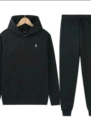 Svarta mjukisbyxor från Polo Ralph Lauren - Svarta mjukisbyxor från Polo Ralph Lauren med dragsko i midjan och ribbade muddar vid bensluten. Klassisk och stilren design med diskret logga. Perfekta för en avslappnad och trendig look.