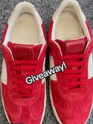 Röda sneakers från Valentino - Gör Giv3away på dessa skor. Storlek 43 passar 44 och även 43,5. Allt ni behöver göra är att följa. Ger bort skorna vid 100 följare