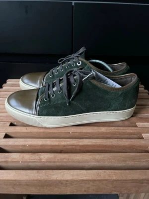 Lanvin skor  - Tjena, säljer nu dessa riktigt snygga och populära lanvin skorna med glansig toe box, storlek uk 8/ 42/43, skicket är mycket bra, inga skador, endast skorna ingår, hör av er vid frågor och funderingar🙌🤝 