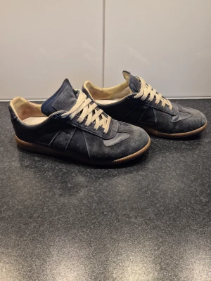 Maison margiela gats  - Ett par riktigt snygga gats dom är mörkblåa ÄKTA dessa skor är sjukt sköna bra inför sommaren och året om. Strl 35 men sitter som typ 37 dom är väldigt mjuka så passar upp till 38. Priset ej hugget i sten och skriv vid funderingar. Dom är i acceptabelt skick sista bilden ser man den största skråma på den. Innersula är exakt 23cm