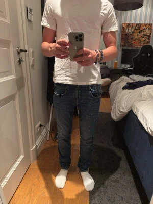 Mörkblå slim fit jeans herr - Säljer ett par mörkblå slim fit jeans i märke replay. Jeansen har normal midja och smal passform hela vägen ner. Perfekta för dig som gillar en stilren och enkel look. Materialet är troligtvis bomull med lite stretch. Storlek W29 / L 32. Modell Anbass.