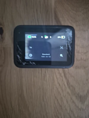 GoPro HERO11 actionkamera svart - GoPro actionkamera i svart med skärm både fram och bak. Flera olika fästen och tillbehör syns på bilden så den går att montera på olika sätt.Bak skärmen har spricka men den funkar fortfarande som ny, det kommer med massor olika straps som headstrap chest mount .Osv Och den har ej batteri Skydd men annars funkar den