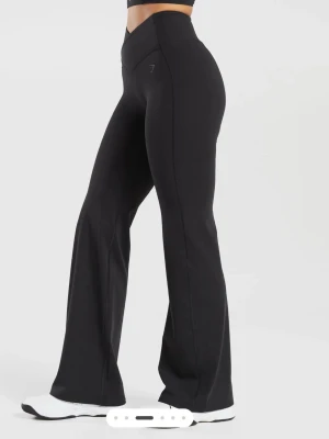 Gymshark flared tights - Snygga svarta utsvängda/raka tights från gymshark, modellen heter crossover flared leggings, framhäver midjan väldigt snyggt! Strl xs🩷