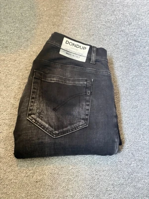 Dondup George Jeans|33 - Dondup George jeans| Storlek:33 (av klippt ner till) | Måtten:Längd 102 midja 42| skick: 10/10|Modellen är destroyd från butik| nypris ca 4000kr| Sell.ArchiveSS