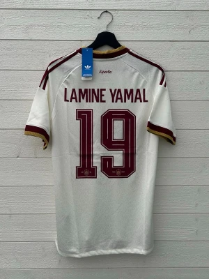 Lamine Yamal Spanien Fotbollströja - Säljer en Spanien fotbollströja med Lamine Yamal 19 på ryggen som är helt ny utan prislapp!