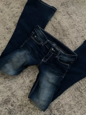 Mörkblå jeans - Skit snygga Jean från weekday som är bootcut och lowwaist, kommit till användning en gång och därav i väldigt bra skick. Köpa för 600 därav priset 🥰