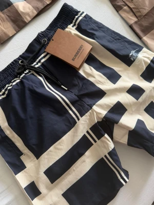 Blåa burberry badbyxor - Storlek S, helt nya, prislapp kvar, jätte snabb frakt, sjukt feta
