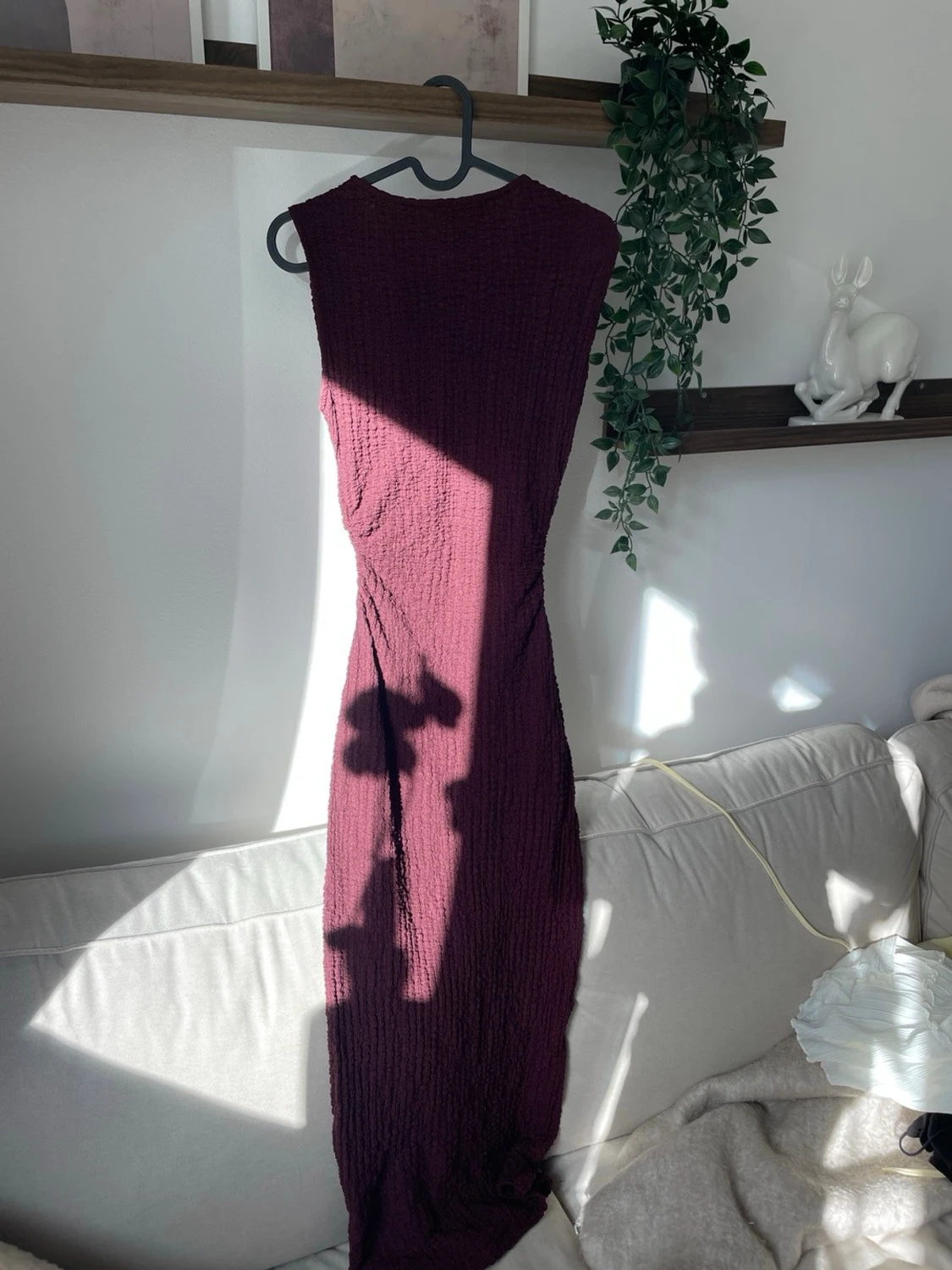 Vinröd lång klänning, figursydd.  - 1