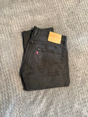 Levi’s 501 Jeans - Ett par Levi’s 501 jeans i storlek W28 L32, köpta här på plick och knappt använda alls av mig. 