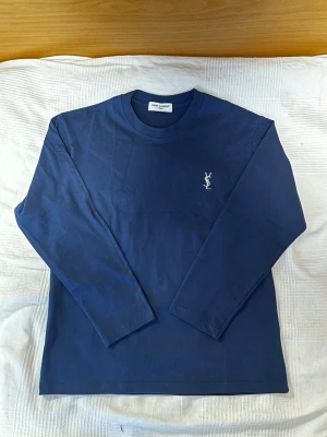Saint Laurent longsleeve - Bara testad, helt ny! Bredd 50cm, höjd 68cm. Kom med bud och frågor. 