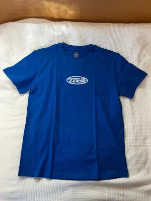 Blå t-shirt Down To Luck - Knappt använd, som ny! 48cm bredd. 66cm höjd. 