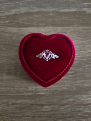 Silverfärgad ring med hjärtformad rosa sten - ring i storlek 19mm, silverfärgad. 