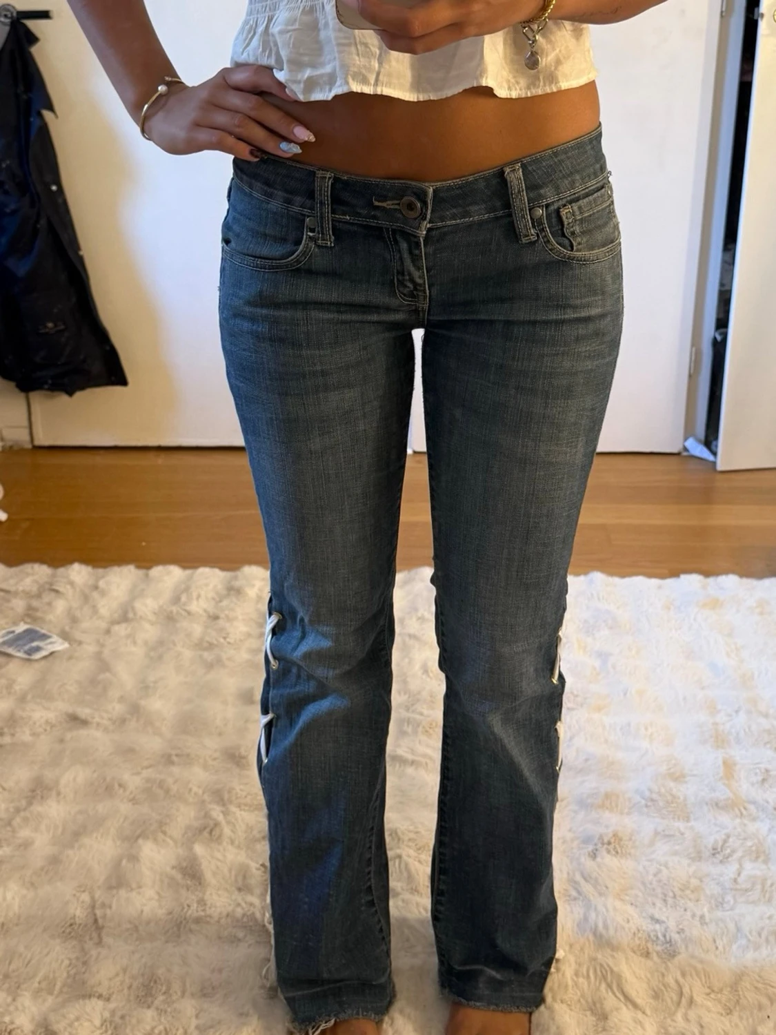Blå jeans med snörning i sidan - 1