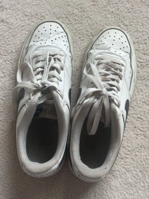 Vita Nike  - Säljer ett par snygga skor i vit 