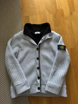 Grå kofta från Stone Island - Tjatja, säljer nu denna feta kofta från stone island på grund av att den inte passa längre! - skick: 7/10 litet hål i ena fickan ! - Storlek: xxl men passar M/L - Hör av ej vid eventuella frågor