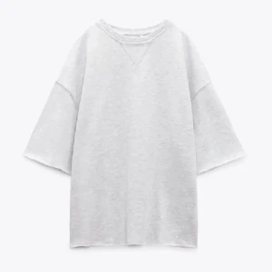 Kortärmad sweatshirt zara - Säljer min gråa tshirt från Zara i tyg material då den inte kommit till användning❤️🫰🌸