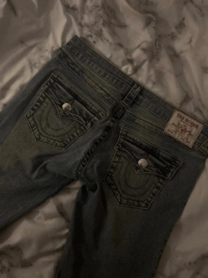 True Religion blå jeans med fickdetaljer - Säljer snygga true religion jeans! 💞 De är uppklippta nere vid benen men inget som man märker så väl😊 Aldrig använt de själv men köpte dem begangnat‼️ Storlek 26, de är blåa med fint material 🦋 PRIS KAN DISKUTERAS🚨‼️ 💐 ställ gärna mer frågor vid intresse 💲🙏🌺
