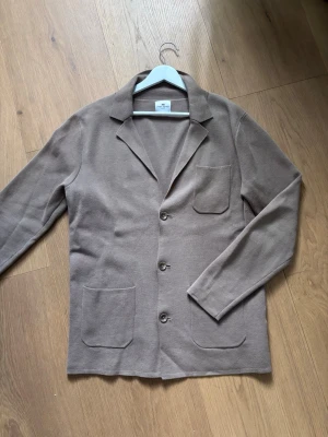 John Henric Cardigan  - Tja! Säljer nu denna cardigan från John Henric i ull. Storlek S. Nypris va runt 1200 kr. Hör gärna av dig vid frågor! 