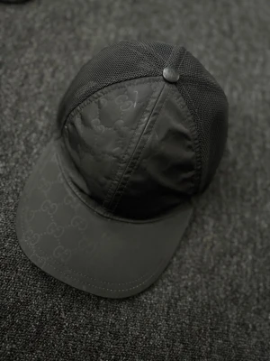 Gucci nylon keps - Denna keps är redan sällsyn, att hitta den i såhär bra skick är verkligen inte ofta. Jag har haft flera Gucci kepsar men denna satt aldrig så bra på mig så den har knappast blivit använd. Jag säljer den nu för jag inte är i behov av den. 3500 Känns redan som ett bra pris (inklusive box och kvitto) men kan nog släppa den för 3000 snabb affär. Skriv till mig för frågor. OBS Ja den är äkta söker bara seriösa köpare. Inga byten 