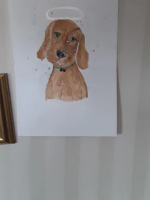 Handmålad tavla med ängelmotiv - Unik handmålad tavla på canvas med motiv av en beige ängel med vit gloria. Tavlan har stänk av färg i bakgrunden och en enkel, stilren design. Perfekt som dekoration till hemmet eller som personlig present.