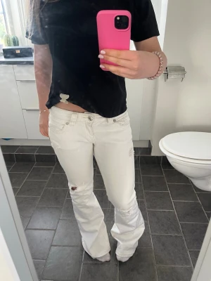 vita jeans - eftertraktade jeans från Gina! tyvärr lite för stora för mig, så därför säljer jag dem. Pris kan diskuteras 💖😇 (jag är 163)