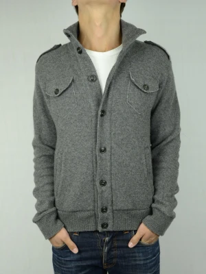 Hugo boss stickad cardigan  - WOOLRICH STICKAD CARDIGAN Storlek : S/M Passform : Normal Användning : Tröjan är i ett väldigt fint skick utan defekter Nypris : Cirka 3000SEK Modellen på bilden : 182CM och väger 74KG