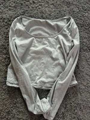 Grå croppad långärmad topp - Bara provat💕