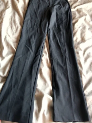 Svarta bootcut kostymbyxor - Kostymbyxor från Zara i ett stretchigt material, otroligt fina i bootcut modell med slits i bak. Super snygga 