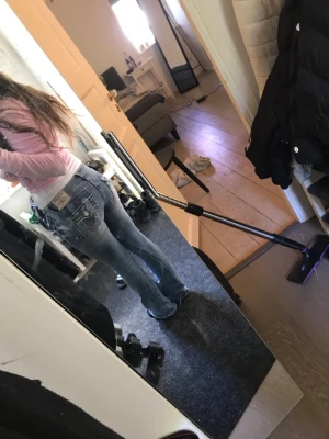 Blå bootcut jeans från True Religion - Jag säljer ett par jätte snygga true religion jeans, dom är blåa och har diamanter på bakfickorna som glänser jättefint i ljus, mer än vad som syns på bilden. Har bara använt dom några gånger och dom är i perfekt skick. Säljer dom då jag vill köpa ett annat par jeans. Dom är storlek 26 och längden är perfekt för mig som är 164 och gillar på gränsen till för långa jeans.💕