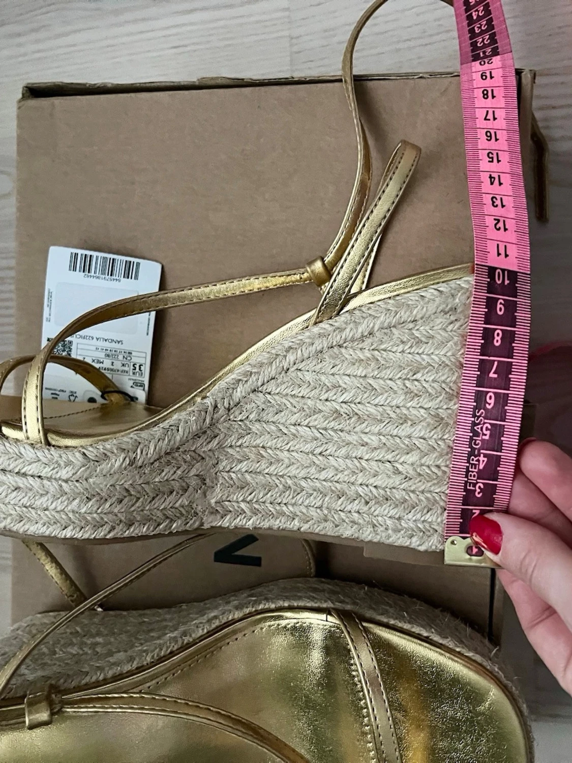 Guldiga wedge-pumps med snörning, storlek 35, 10cm, Mango - 1