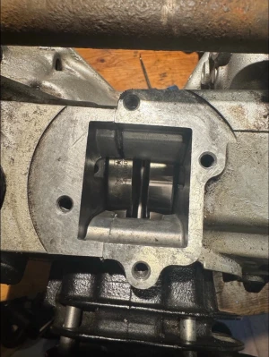 Kickfjäder och kick  - Säljer ett motorblock i silverfärgad metall, troligen till moped eller mindre motorfordon. Blocket har en fyrkantig öppning och synliga vevaxeldelar. Passar för dig som gillar att meka eller behöver reservdelar till motorprojekt.