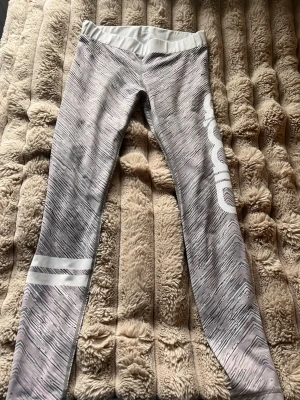 Tränings leggings från Aimn - Säljer ett par grå leggings från Aimn. De är tillverkade i ett stretchigt material som sitter skönt på kroppen. Perfekta för träningen!!💞Priset går att förhandla 💞