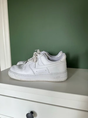 Vita Nike Air Force 1 sneakers - Säljer nu nike air force skor, använda väldigt fåtal gånger. 