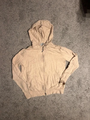 Merino ull hoodie - Beige zip-hoodie med luva. Enkel och snygg basic som passar till allt. Mjuk och bekväm, perfekt till vardags. Använd men fortfarande i bra skick. Skriv vid intresse! Pris kan diskuteras 