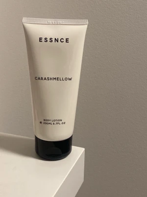 Essnce Carashmellow🍦 - Bodylotion från Essnce som luktar jättegott. Endast testad en gång, så den är som ny.  