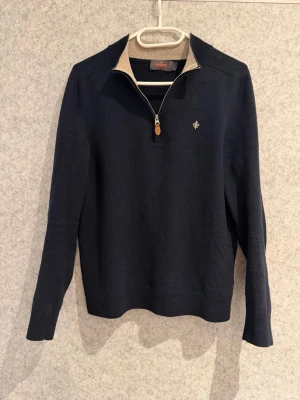 Morris Half Zip i Merinoull - Tjena säljer denna jättefina tröjan från Morris i merinoull. På tröjan står det L men den har krympt o passar därför S. Perfekt för dig som vill ta din stil till en ny nivå. Skriv gärna vid intresse!