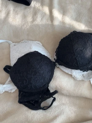 Push up bhar med spets - Två st push up bhar från cubus i storlek 65B, vill bli av med de. Modellen är Bella