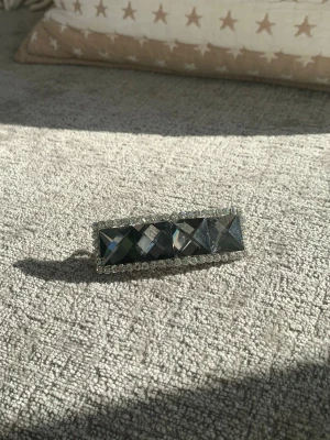 Hårklämma med stenar  - 🤍 Säljer en elegant hårklämma prydd med stora och små stenar 💎 Har ett smart spänne på baksidan 🤍 Perfekt till jobbet eller fest 🥂✨