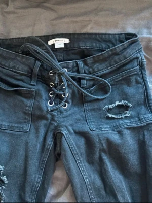 Bootcut jeans - Snygga jeans från gina med knytning i midjan, såljer då dom är för långa på mig