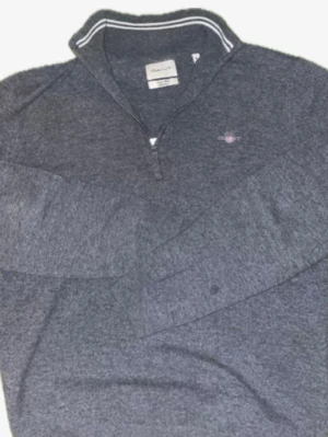 Quarter-Zip Gant - Riktigt snygg och mjuk Gant Superfine kvartszip. Feta ränder i kragen och en stilren grå färg med jättemjuk lammull gör den perfekt för våren! Storlek M. Skriv vid eventuella funderingar och pris kan diskuteras!
